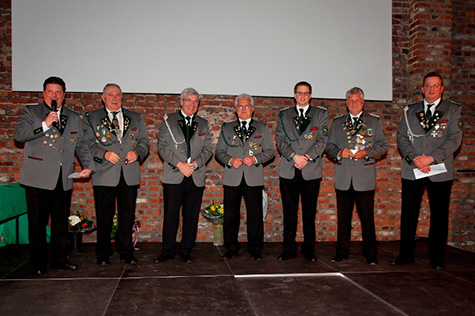 Die Ehrung unserer Reservekameraden des Pfänderordens vom Königsvogel 2017. Von links nach rechts: Bruderschaftstraditionskönig Bernd Teege (2-ter von links), Gerd Niederhoff, Kompanietraditionskönig Klaus Hamacher, Arnd Machenheimer, Ex-Kompaniekönig Rüdiger Ulrich (1. Schatzmeister der Reserve) sowie die Moderatoren Heinz Nikolaus (1. Hauptmann, ganz links) und Marco Steinbach (2. Hauptmann, ganz rechts).